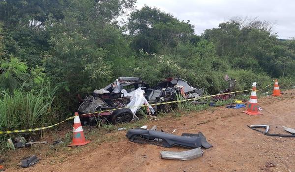 Três pessoas morrem após caminhão e carro baterem de frente na BR-116, no trecho Conquista-Cândido Sales