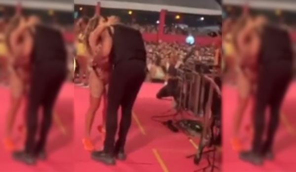 Beijou ou não? Anitta e Léo Santana confundem fãs com gesto em show; veja vídeo