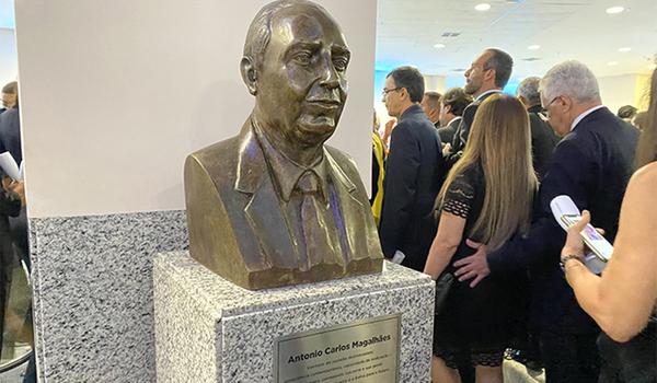 Deputado quer retirada do nome e busto do ex-senador ACM do Centro de Convenções