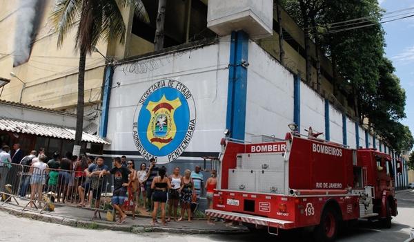 Cadeia pega fogo e detentos são evacuados; nove foram levados a hospitais