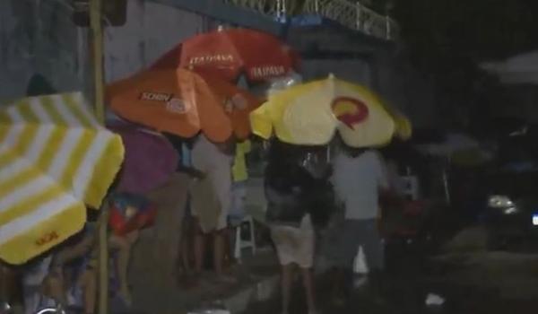 Chuva, relento e assaltos: o drama dos ambulantes que esperam uma vaga no Carnaval de Salvador 