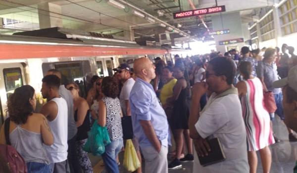 Passageiros do metrô de Salvador são evacuados de trem na estação Imbuí após falha