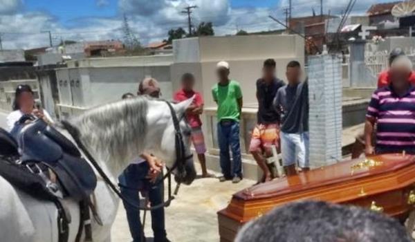 Cavalo acompanha corpo do dono até cemitério em Jaguaquara e emociona presentes 