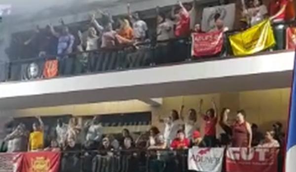 'Não à PEC': grupos protestam contra PEC que muda regras da Previdência estadual; vídeo