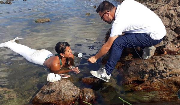 Mulher diz ter recebido chamado e nada pelas águas do Rio Vermelho vestida de sereia; assista