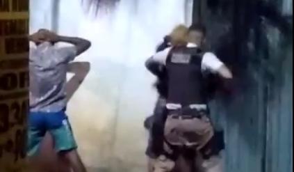 Vídeo mostra PM agredindo jovem negro em Salvador: "isso é cabelo de trabalhador?"