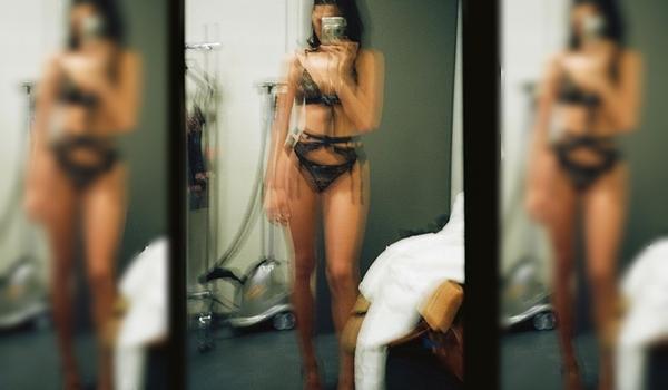 Bruna Marquezine causa alvoroço após sensualizar de lingerie preta em foto; "até o espelho tremeu", brinca fã