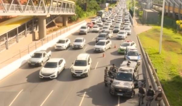 Acidente entre carro e moto deixa uma vítima na Av.Paralela; SAMU foi acionado 