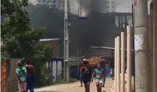 Casa pega fogo no bairro de Itapuã e deixa moradores assustados; veja vídeo