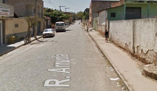 Criança de dois anos, mãe e padrasto são baleados após grupo invadir casa em São Cristóvão