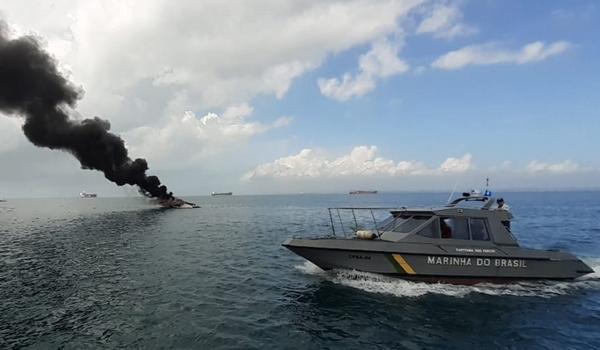 Vídeo mostra resgate após lancha pegar fogo em Salvador; uma pessoa pulou no mar 