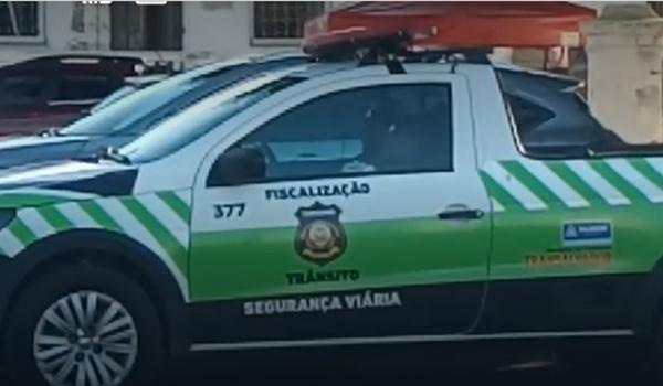 VÍDEO: agentes de trânsito são flagrados dormindo dentro de carro da Transalvador