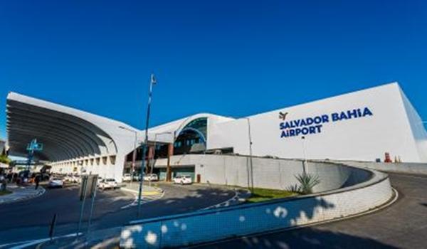 Passageiros relatam "caos" no aeroporto de Salvador devido a buraco na pista; assessoria nega