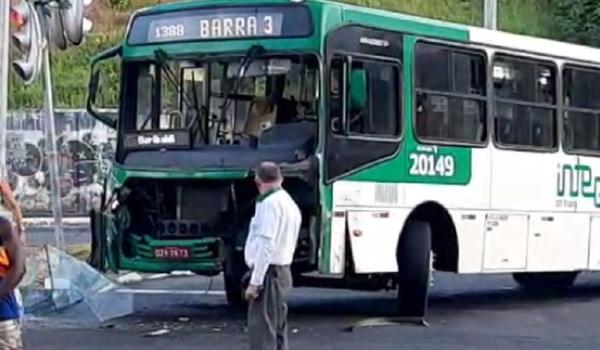 Colisão entre dois ônibus deixa trânsito prejudicado na Avenida Vasco da Gama; assista