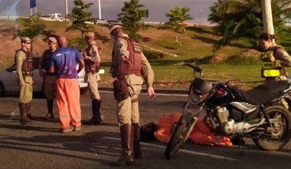 Acidente com motocicleta deixa duas pessoas feridas na Avenida Carybé