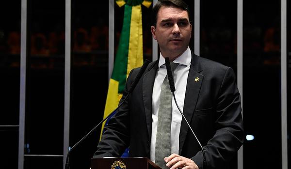 Flávio Bolsonaro contesta Maurício Barbosa e diz que miliciano foi "brutalmente assassinado" na Bahia