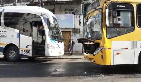 Dois ônibus colidem e trânsito fica congestionado no bairro da Liberdade