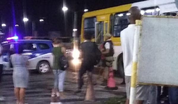 Suspeito de assalto é baleado por PM dentro de ônibus em Salvador e recebe "bronca" de cobrador