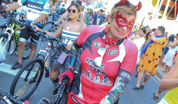 Passeio de bicicleta a fantasia marca abertura do fuzuê neste sábado