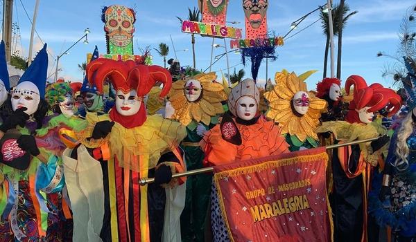 Fuzuê leva a  irreverência dos antigos carnavais para foliões em Salvador; veja fotos