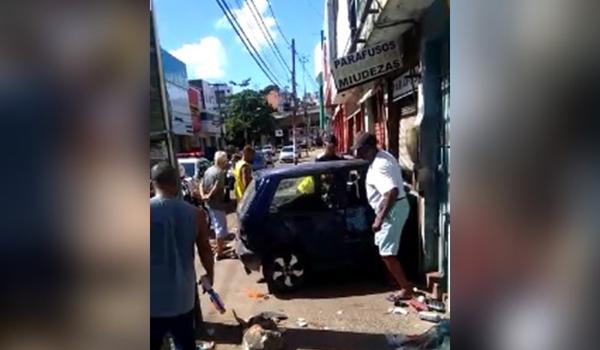 Motorista perde o controle, bate em fachada de loja e deixa uma pessoa ferida na Baixa de Quintas