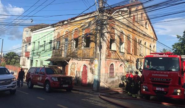 Casarão antigo é atingido por incêndio no bairro do Barbalho; moradores saem sem ferimentos