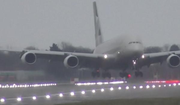 Avião faz pouso impressionante em meio a tempestade; assista