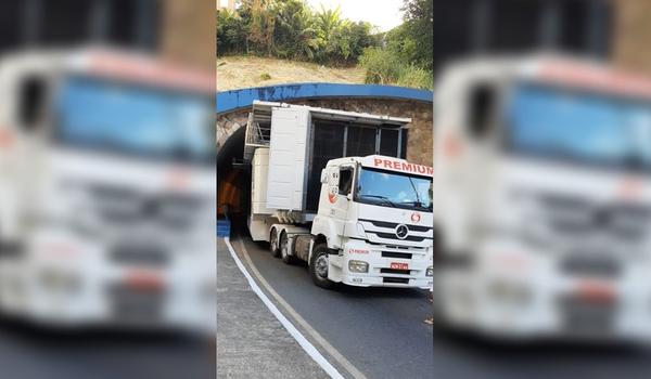 Trio elétrico fica preso em viaduto e provoca acidente