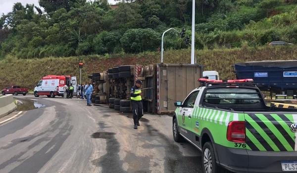 Motorista fica ferido após caminhão de coleta de lixo tombar em Salvador