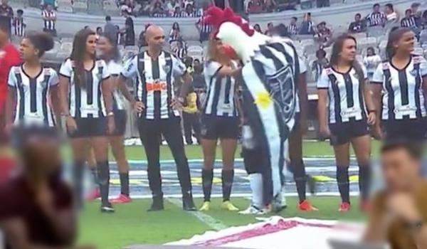 Vídeo: mascote do Atlético-MG faz jogadora dar 'voltinha', esfrega as mãos e causa revolta; assista