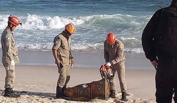 Corpo é encontrado dentro de tonel de ferro em praia; polícia investiga identidade