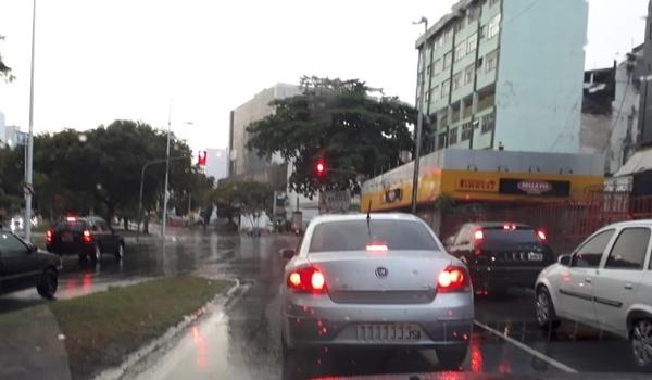 Após madrugada de chuva, Salvador tem vias de trânsito alagadas; tempo será instável nesta terça