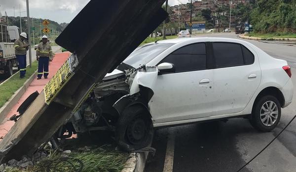 29 de Março: motorista perde controle de carro e bate em poste