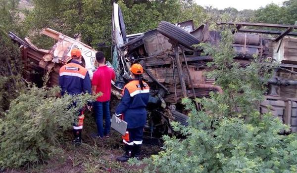 Carro que transportava corpo bate contra caminhão e deixa um morto na BR-324