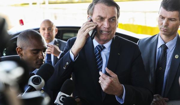 "Queria um furo", diz Bolsonaro aos risos sobre jornalista da Folha