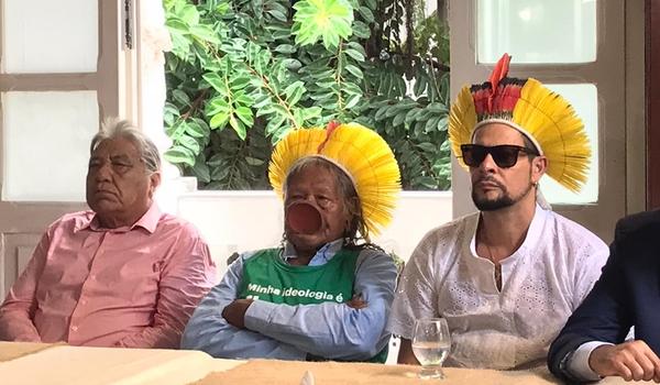 Cacique Raoni chega em Salvador para mostra de artesanato e faz coletiva com Edu Casanova