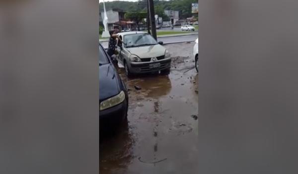 Mulher é flagrada em vídeo destruindo carro a marteladas na Bahia; assista 