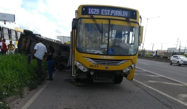 Carro tomba após bater contra ônibus na BR-324; assista 