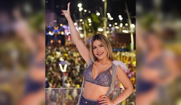 ASSISTA: Xanddy e Mila cantam "Brota no Bailão" em frente ao estúdio do SBT Folia