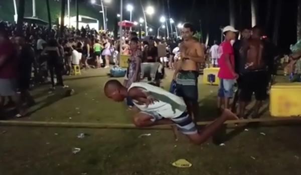  Foliões se divertem fazendo Slack Line no Morro do Cristo; "É só esquecer a música"