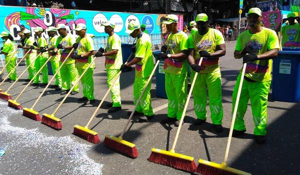 Na correria, turma da limpeza prepara o circuito para passagem dos trios; confira