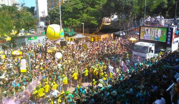 Com cor e alegria, Pipoca de Saulo arrasta multidão na folia do Campo Grande; assista