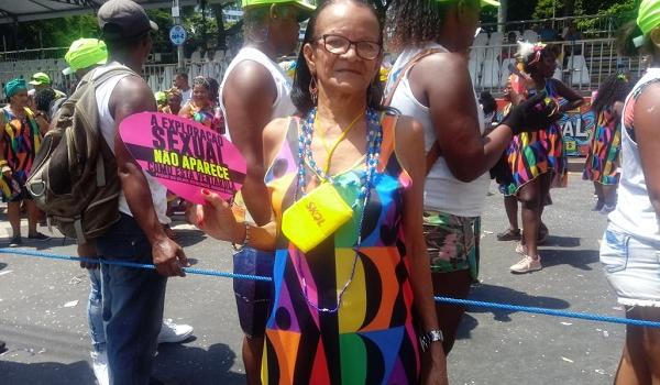 Idosos saem de casa para curtir a folia no Circuito Osmar; "Carnaval é tudo pra mim"