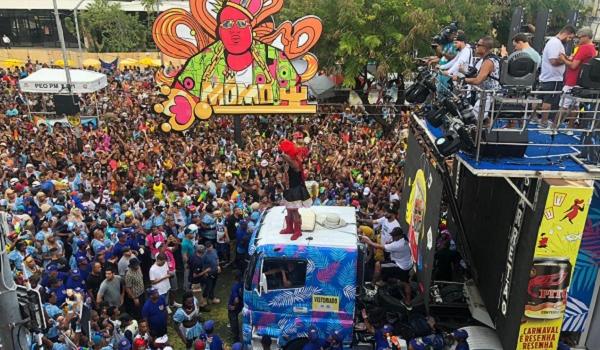 Sob o comando de Tony Salles, bloco As Muquiranas toma conta do Circuito Osmar