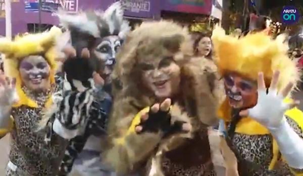 Grupo que sai fantasiado há 20 anos se veste de musical "Cats"; assista a performance