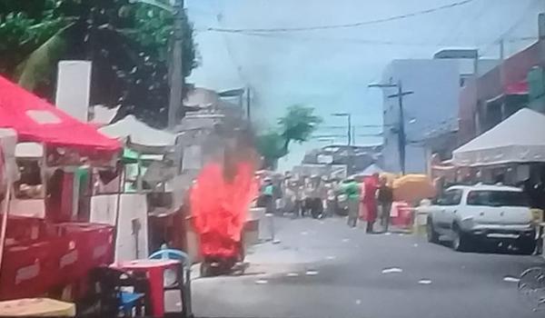 Carrinho de cachorro quente pega fogo durante  concentração da Mudança do Garcia e assusta foliões