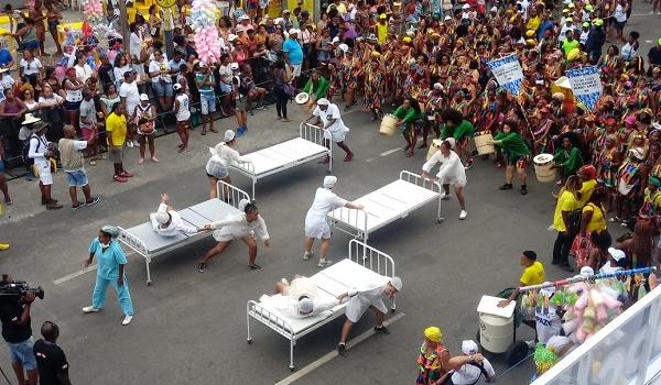 Bloco Didá chama atenção contra violência obstétrica durante desfile no Circuito Osmar