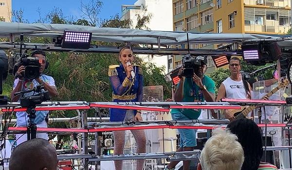 Vestida de Maria Quitéria, Claudia Leitte puxa pipoca na Avenida em penúltimo dia de Carnaval