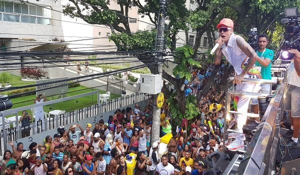 Com figurino criado por esposa, Kannário comanda a maior pipoca do planeta no Campo Grande