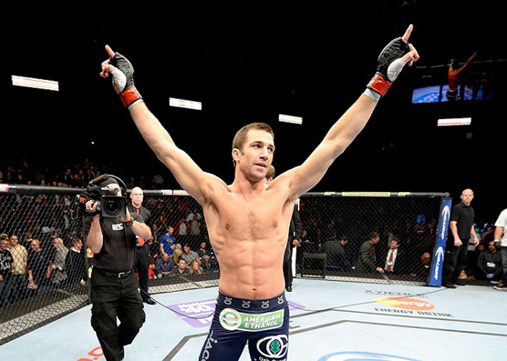 Rockhold domina Lyoto, finaliza brasileiro e pede luta contra Weidman em Nova York